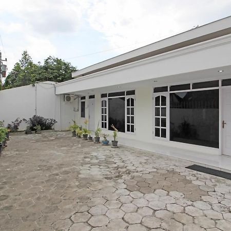Reddoorz Near Terminal Tirtonadi Hotell Solo Eksteriør bilde