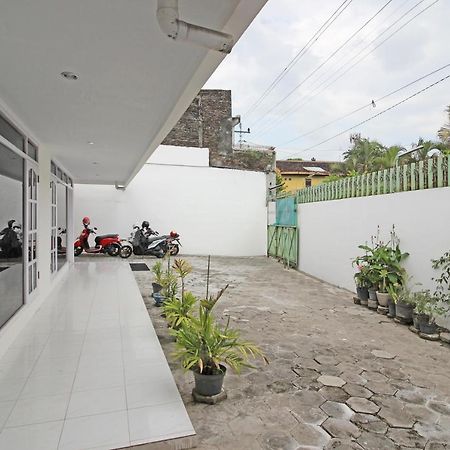 Reddoorz Near Terminal Tirtonadi Hotell Solo Eksteriør bilde