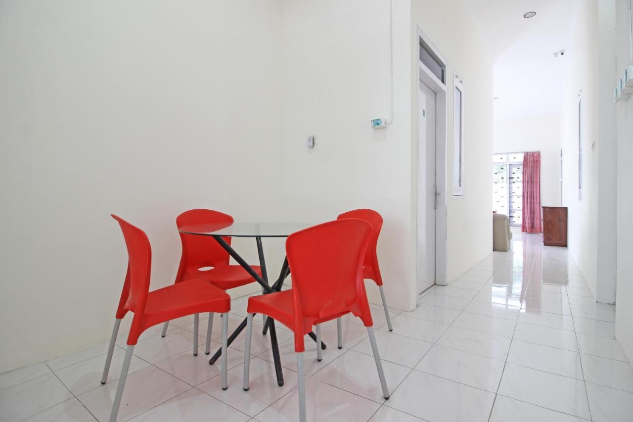 Reddoorz Near Terminal Tirtonadi Hotell Solo Eksteriør bilde