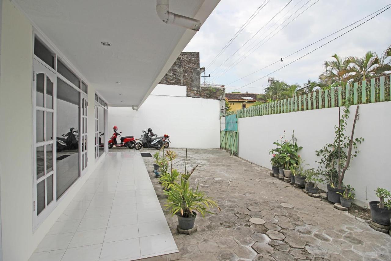 Reddoorz Near Terminal Tirtonadi Hotell Solo Eksteriør bilde